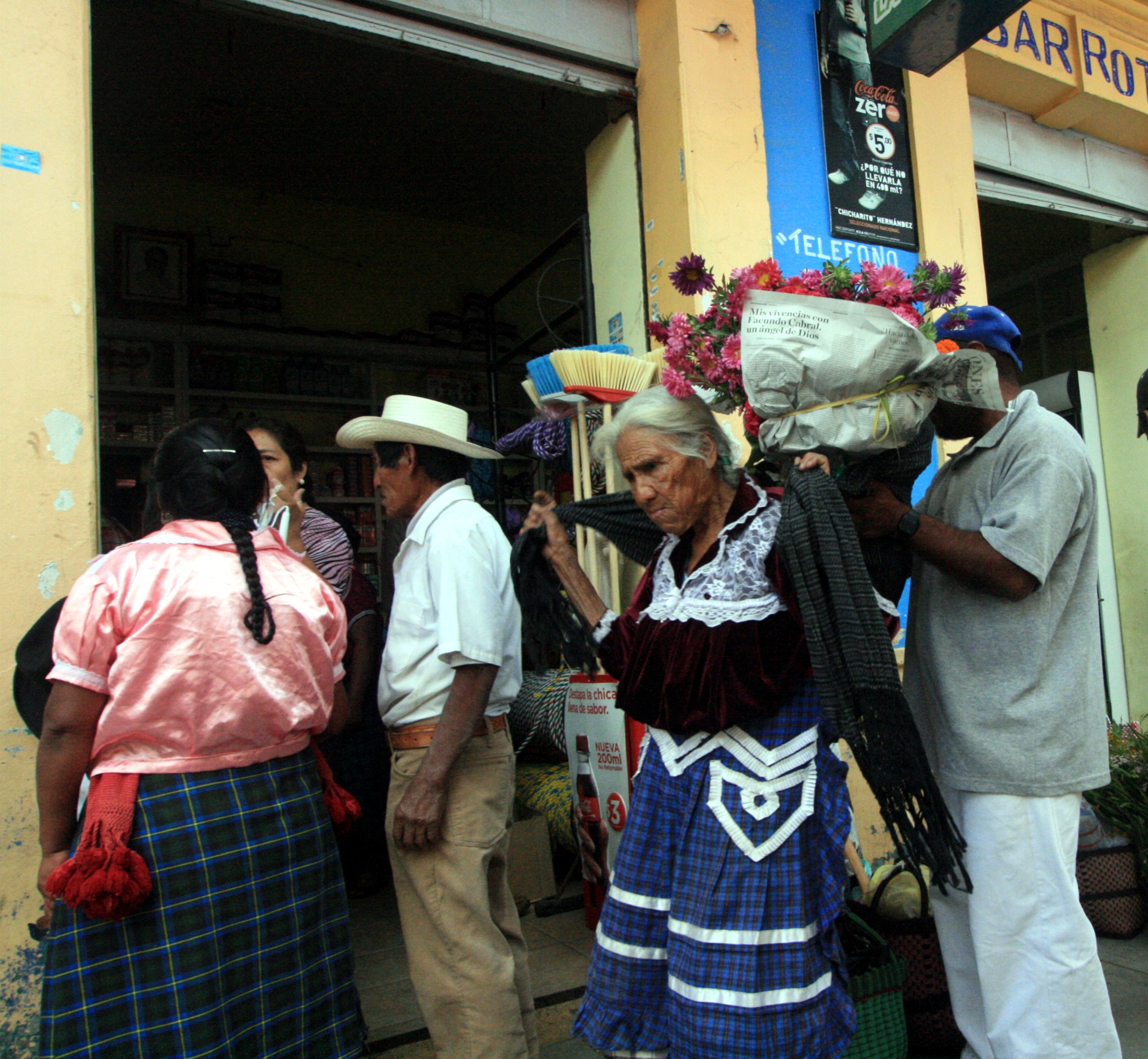 Mercado del dia de muertos en Tlacolula, Anciana cargando flores